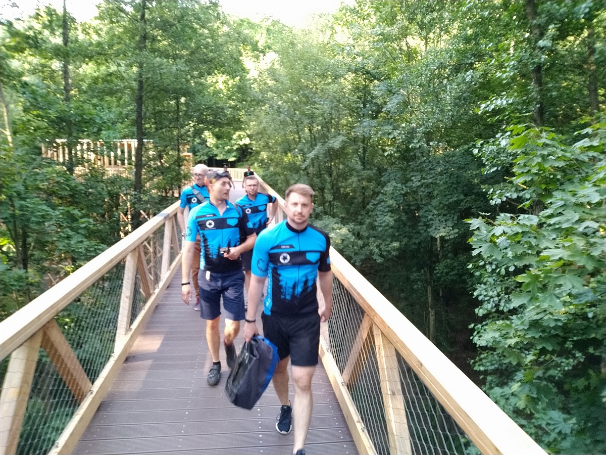 wycieczka rowerowa Poznań kładka w koronie drzew nad Szklarką
