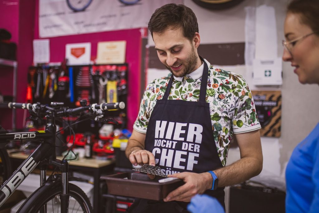 Zębatka serwis rowerowy Poznań centrum i rowerowa kawiarenka naprawcza